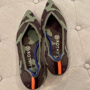 EUC size 7 green camo Rothy’s